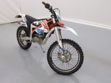 une moto tout-terrain garée dans une pièce