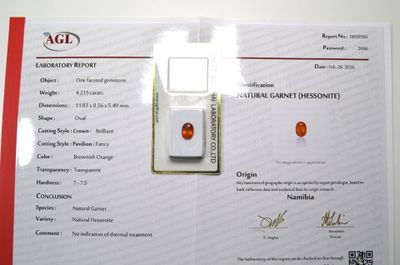 Un grenat "hessonite", facetté ovale, d'un poids de 4,21 cts…