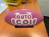 un grand ballon rose orné d'un logo, posé sur un comptoir