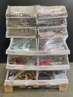 une pile de bacs en plastique posée sur une palette dans un entrepôt