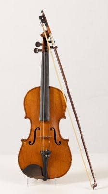 un violon posé à côté d'un archet