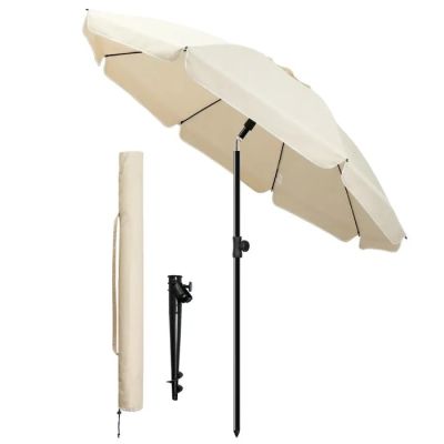 le parasol est ouvert et prêt à être utilisé sur la terrasse