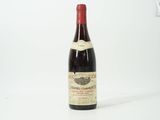 une bouteille de vin posée sur une table