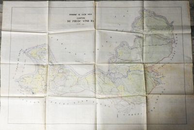 une carte posée sur une table, avec un stylo et du papier dessus