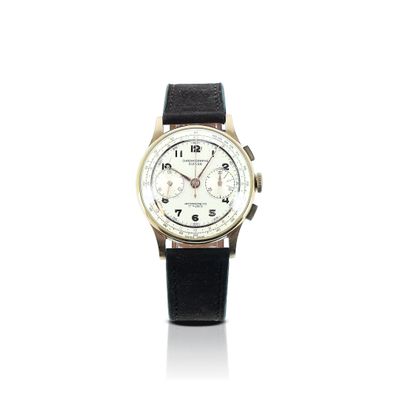 gros plan d'une montre sur une surface blanche