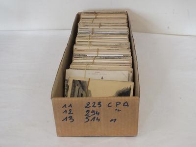 une boîte en carton contenant beaucoup de papiers