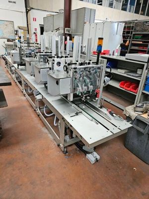 de nombreuses machines qui sont entreposées dans une pièce