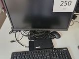 un clavier et un écran posés sur un bureau, avec une étiquette de prix