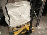 une table jaune sur laquelle est posé un sac