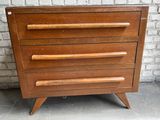 une commode en bois à quatre tiroirs