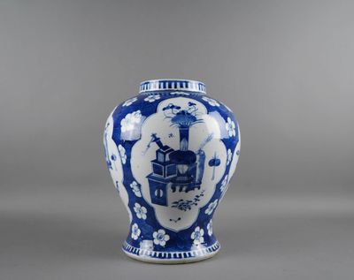 vase en porcelaine bleue et blanche orné de scènes orientales