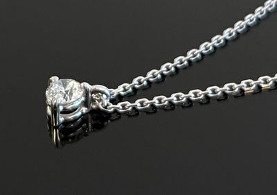 une chaîne en argent avec un pendentif en forme de cœur