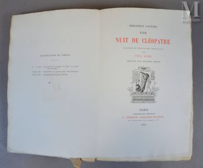 un livre ouvert sur lequel est posée la photo d'un homme coiffé d'un chapeau