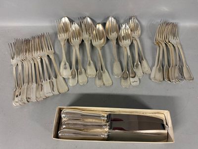 beaucoup de fourchettes et de cuillères qui se trouvent dans une boîte