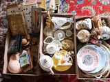 une boîte remplie d'objets divers, posée sur un tapis