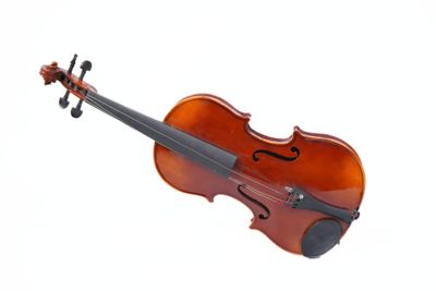 une image représentant un violon sur fond blanc, avec un fond blanc