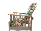 une chaise en bois sur laquelle est posé un coussin à motifs floraux