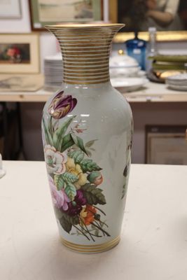 a vase that is sitting on a table in a room