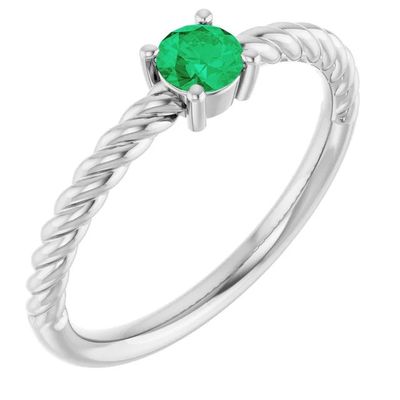 une bague en or blanc sertie d'une émeraude