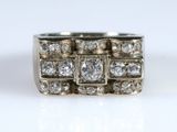 gros plan d'une bague en diamant sur une surface blanche