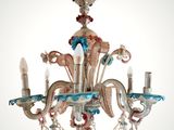 un lustre auquel sont suspendues plusieurs lampes