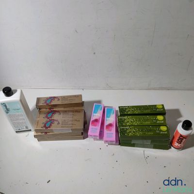 un grand nombre d'objets différents posés sur une table