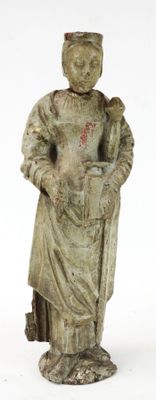une vieille statue représentant un homme avec un chapeau et une canne