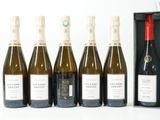 six bouteilles de vin sont alignées en rang devant une boîte