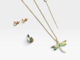 une collection de bijoux comprenant un pendentif en forme de libellule, une paire de boucles d'oreilles et une paire de boucles d'oreilles