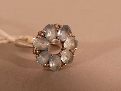 Bague fleur en argent ornée de pierres bleues et blanches. - Photo 1