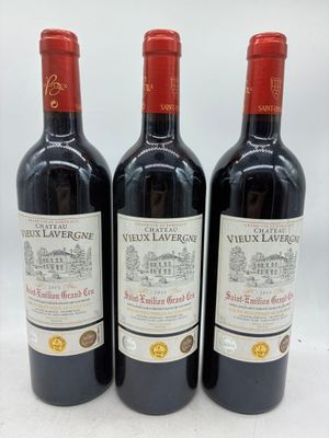 trois bouteilles de vin posées sur une table blanche