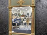 un miroir accroché au mur dans un magasin