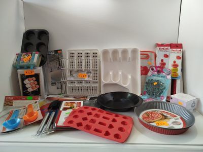 beaucoup d'ustensiles de pâtisserie sur le plan de travail de la cuisine