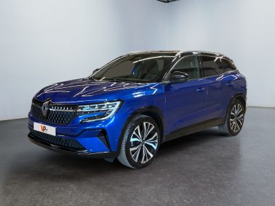 un SUV bleu garé dans un showroom