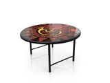 une table ronde ornée d'un motif rouge et jaune