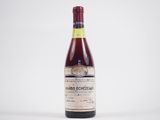 l'image d'une bouteille de vin posée sur une table