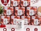Les tasses à café sont empilées les unes sur les autres sur une table.