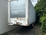 un camion blanc garé devant un bâtiment