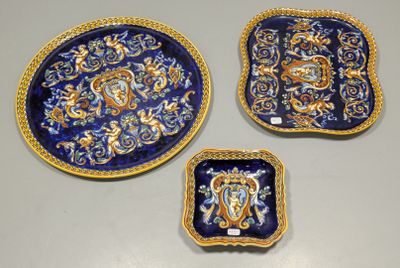 trois assiettes décorées de bleu et d'or posées sur une table