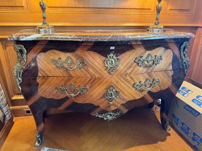 une commode dont le dessus est en marbre