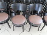 a lot of chairs that are lined up in a room