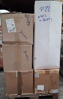 une pile de boîtes sur une palette dans un entrepôt