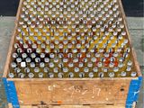 une caisse en bois remplie de bouteilles de bière sur un trottoir