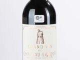 une bouteille de vin posée sur une table