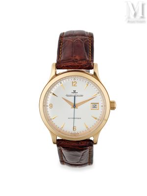 gros plan d'une montre sur fond blanc