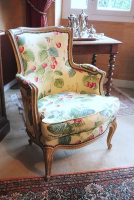 a chair that is sitting in front of a fire place