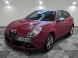la photo d'une voiture rouge garée dans un garage
