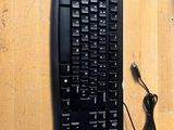 un clavier et une souris d'ordinateur posés sur une table en bois