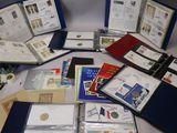 de nombreux types d'enveloppes et de timbres sur la table