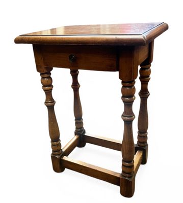 PETITE TABLE D'APPOINT en chêne à plateau rectangulaire, pié…